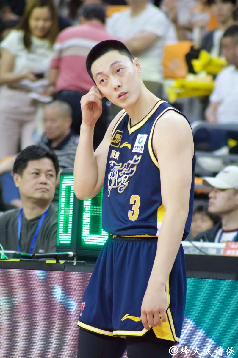 广东队长胡明轩寒风中签名！徐杰缩成一团，杜锋一句话逗乐全场球迷